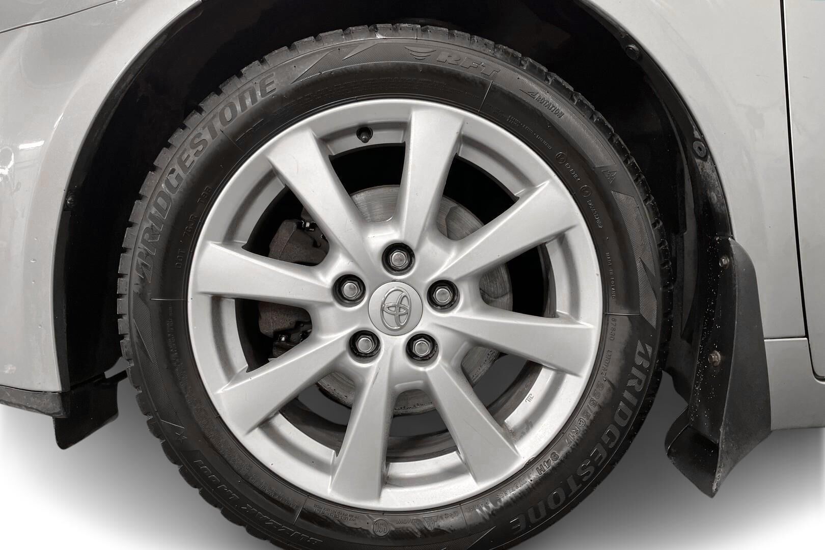 Toyota Avensis iso kuva 13