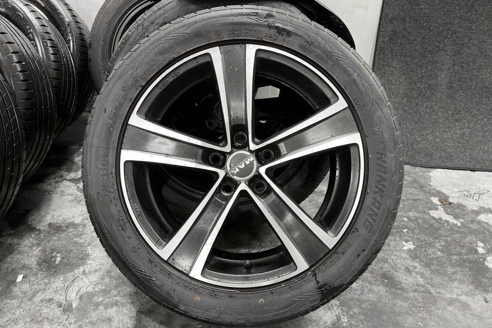 Toyota Avensis iso kuva 15