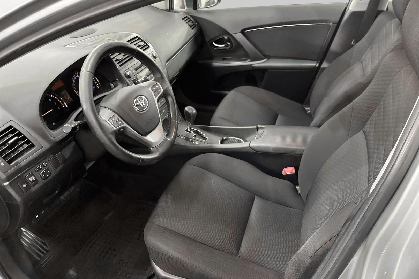 Toyota Avensis iso kuva 9