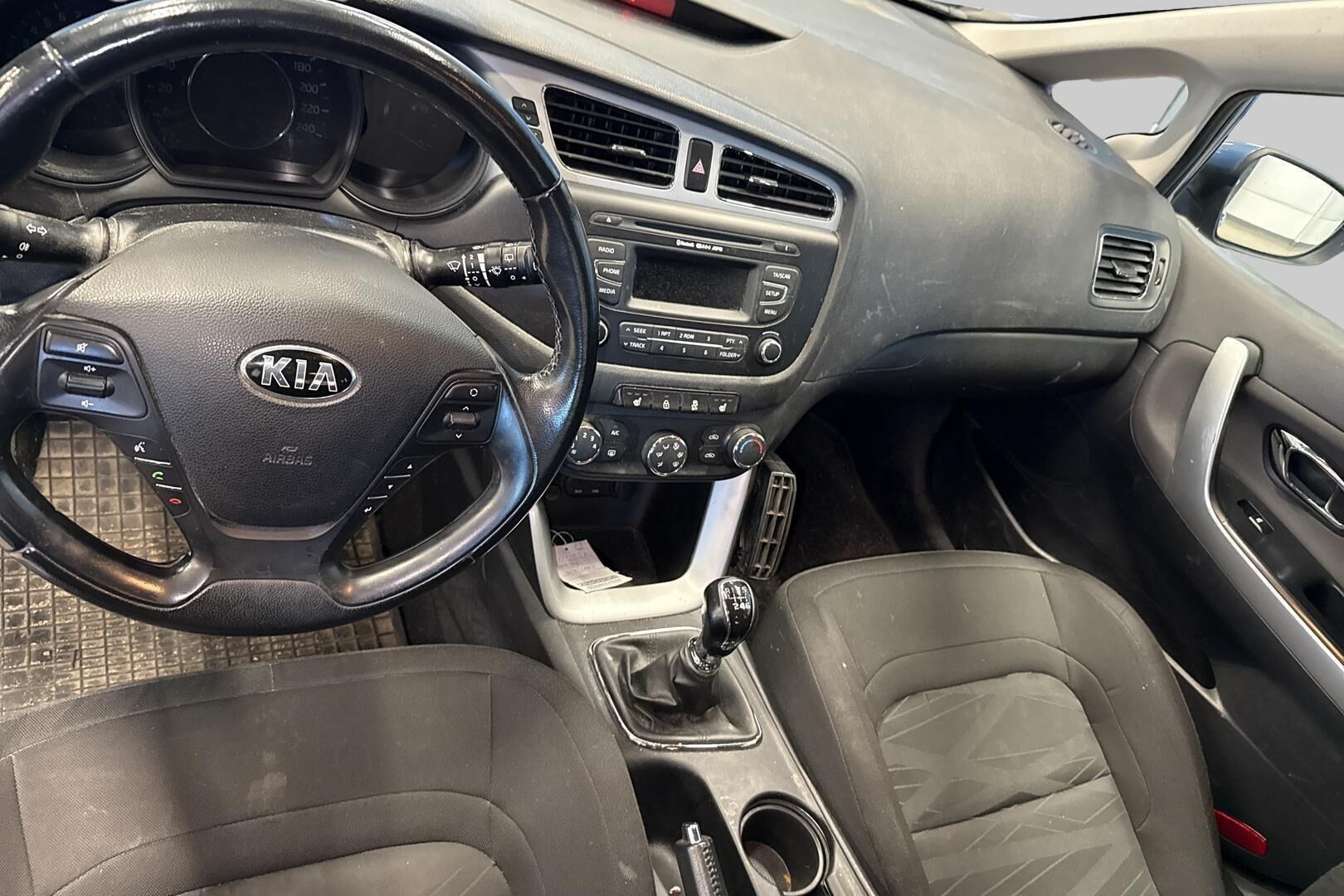Kia cee'd iso kuva 10