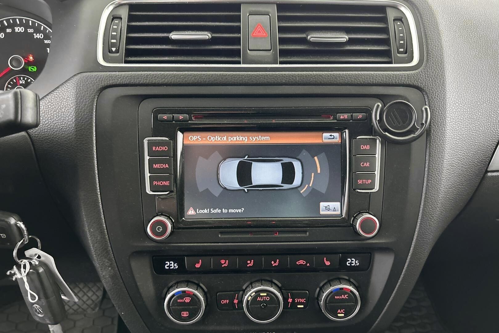 Volkswagen Jetta iso kuva 16