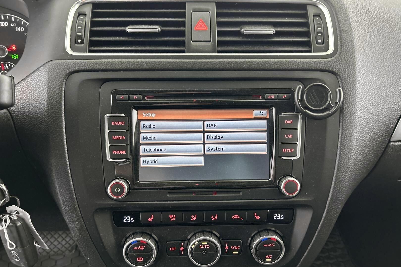 Volkswagen Jetta iso kuva 17