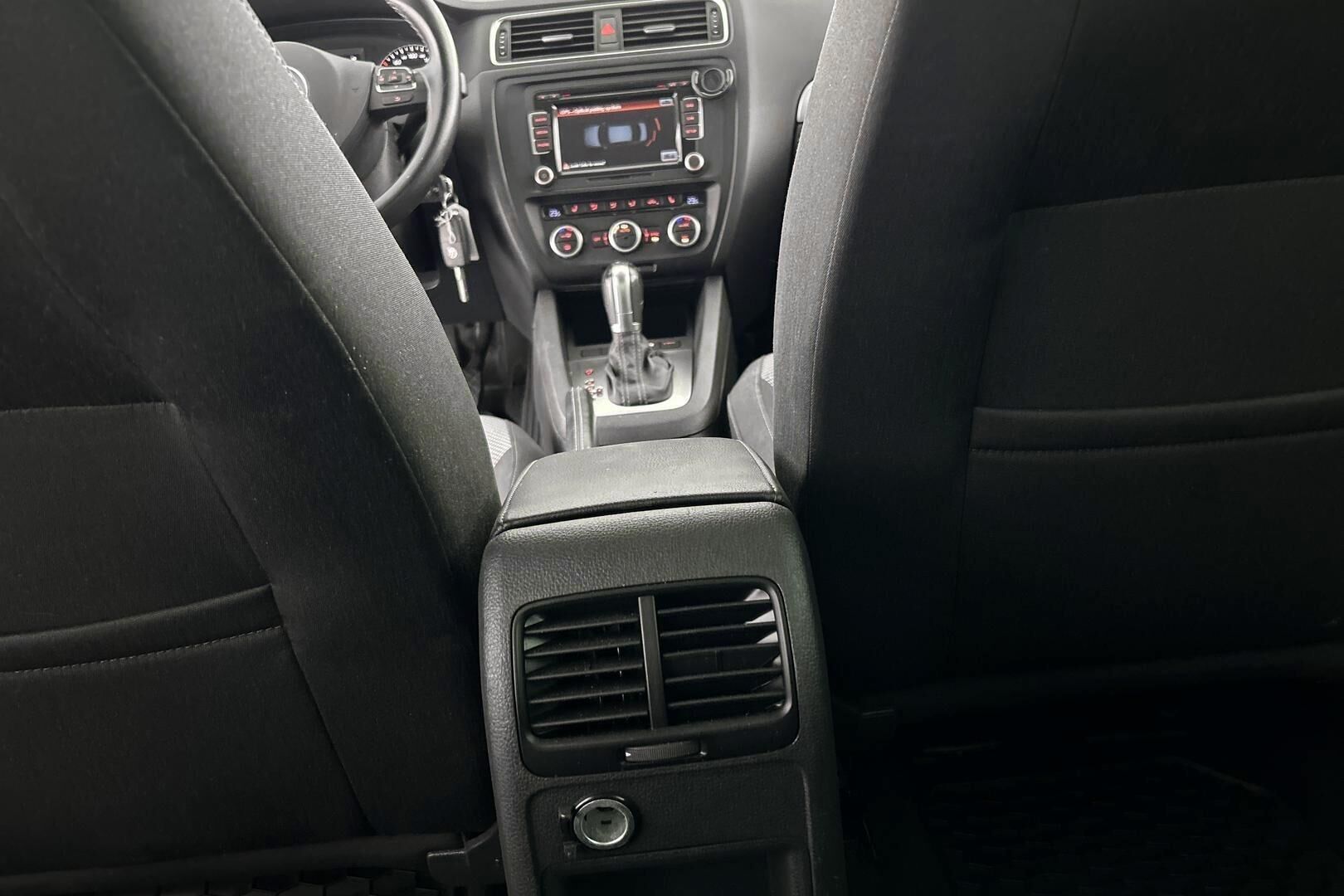 Volkswagen Jetta iso kuva 27