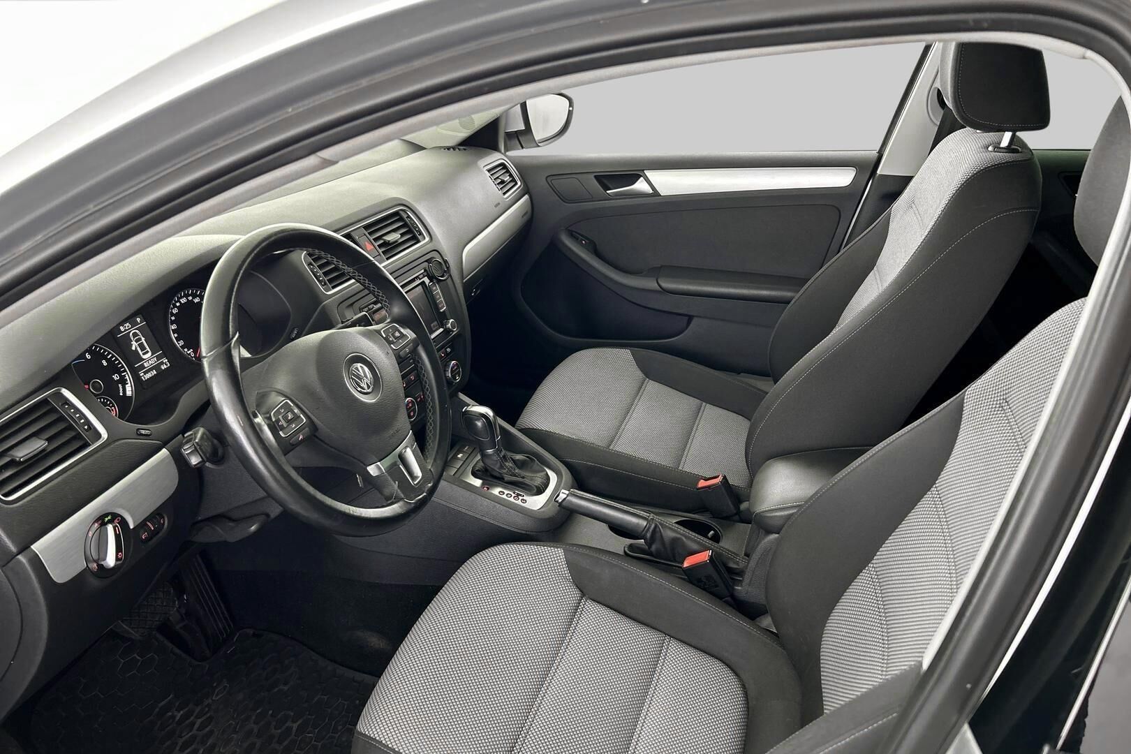 Volkswagen Jetta iso kuva 8