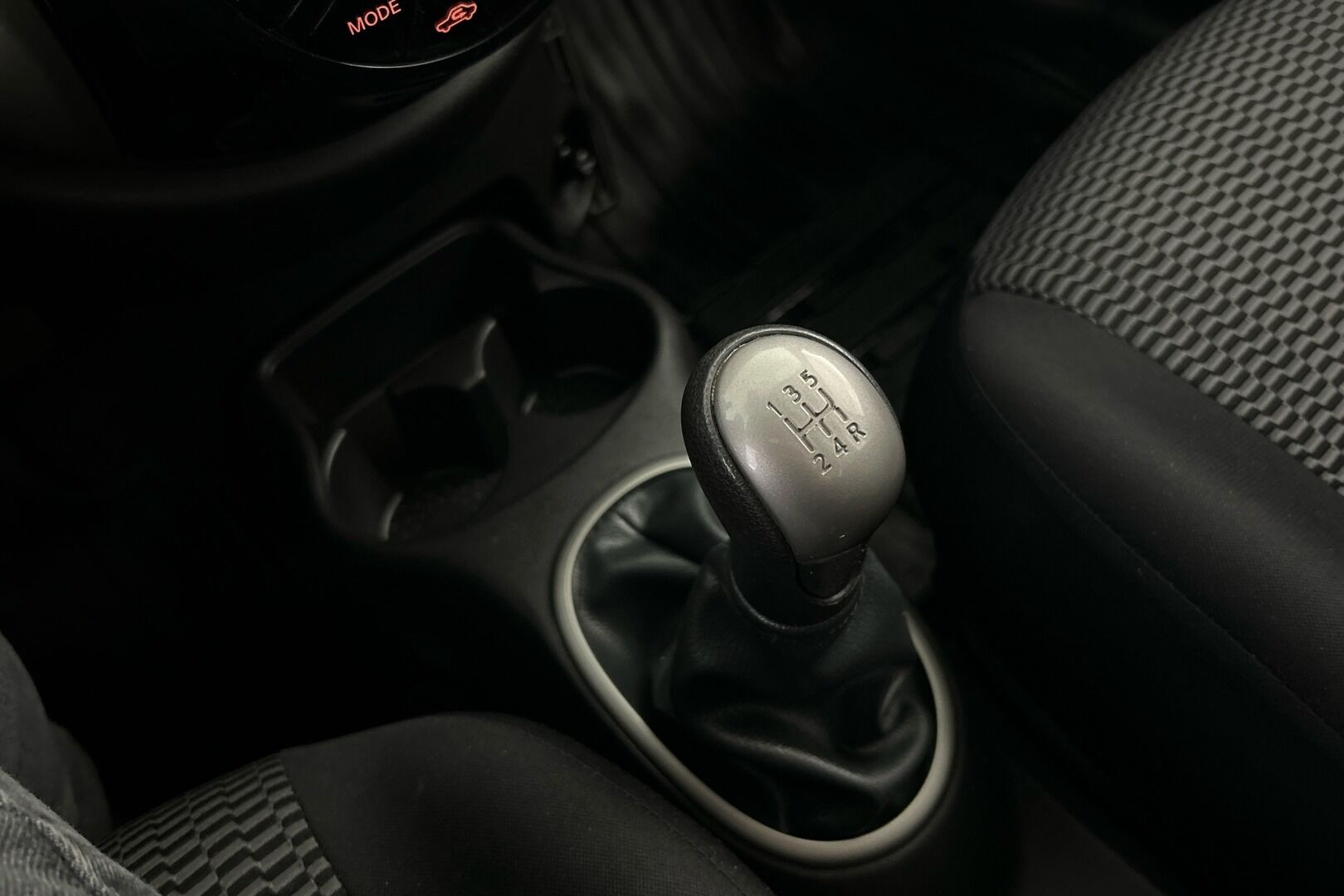 Nissan Micra iso kuva 24