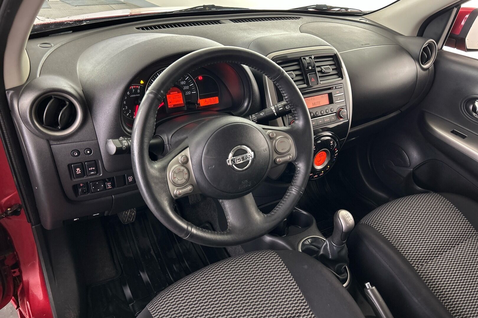 Nissan Micra iso kuva 2