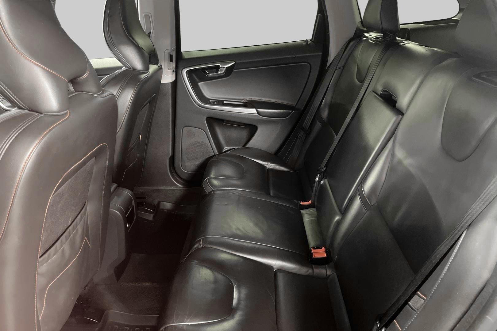 Volvo XC60 iso kuva 9