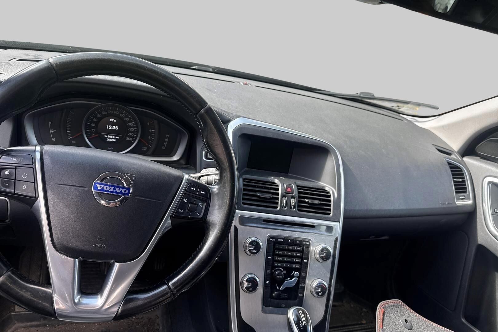 Volvo XC60 iso kuva 2