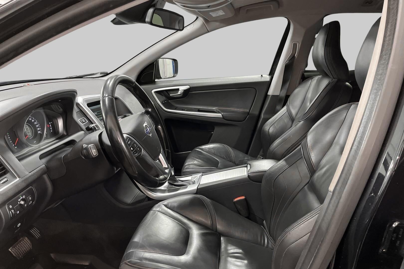 Volvo XC60 iso kuva 9