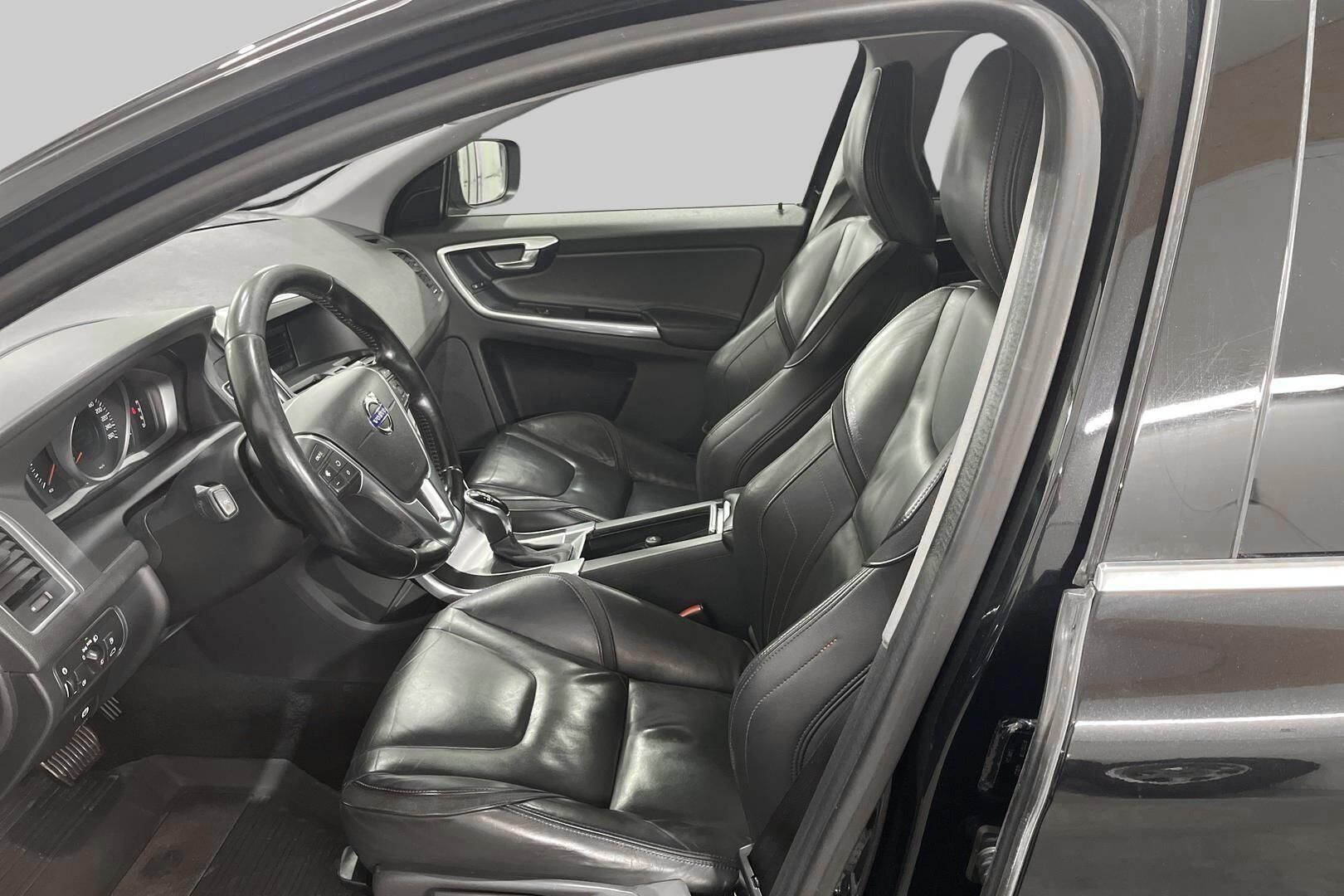 Volvo XC60 iso kuva 15
