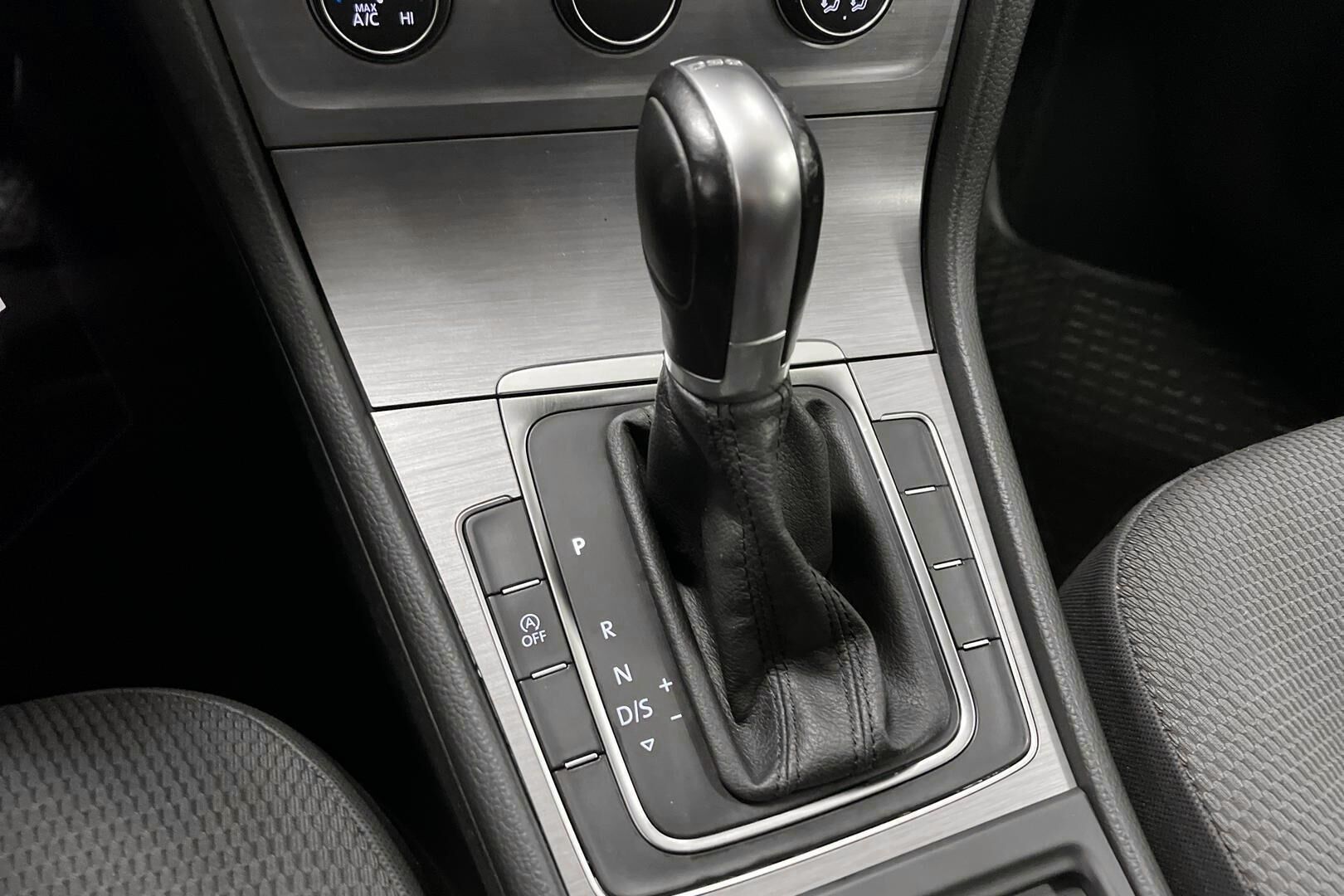 Volkswagen Golf iso kuva 16