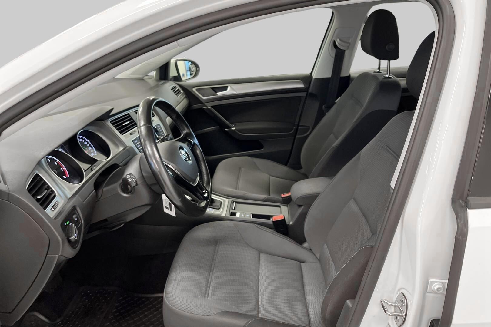 Volkswagen Golf iso kuva 8