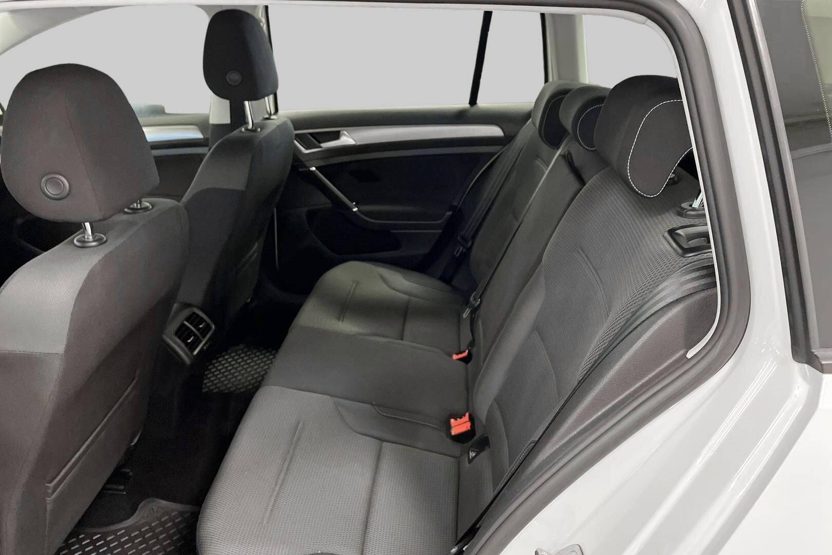 Volkswagen Golf iso kuva 9