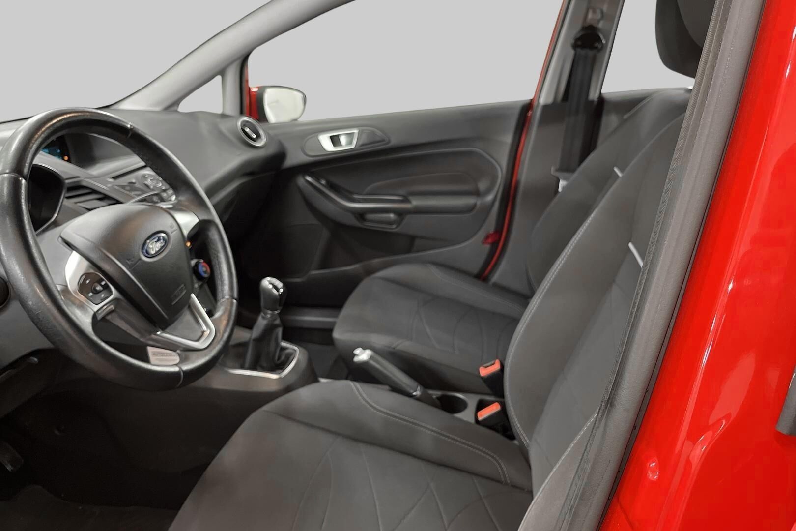 Ford Fiesta iso kuva 9