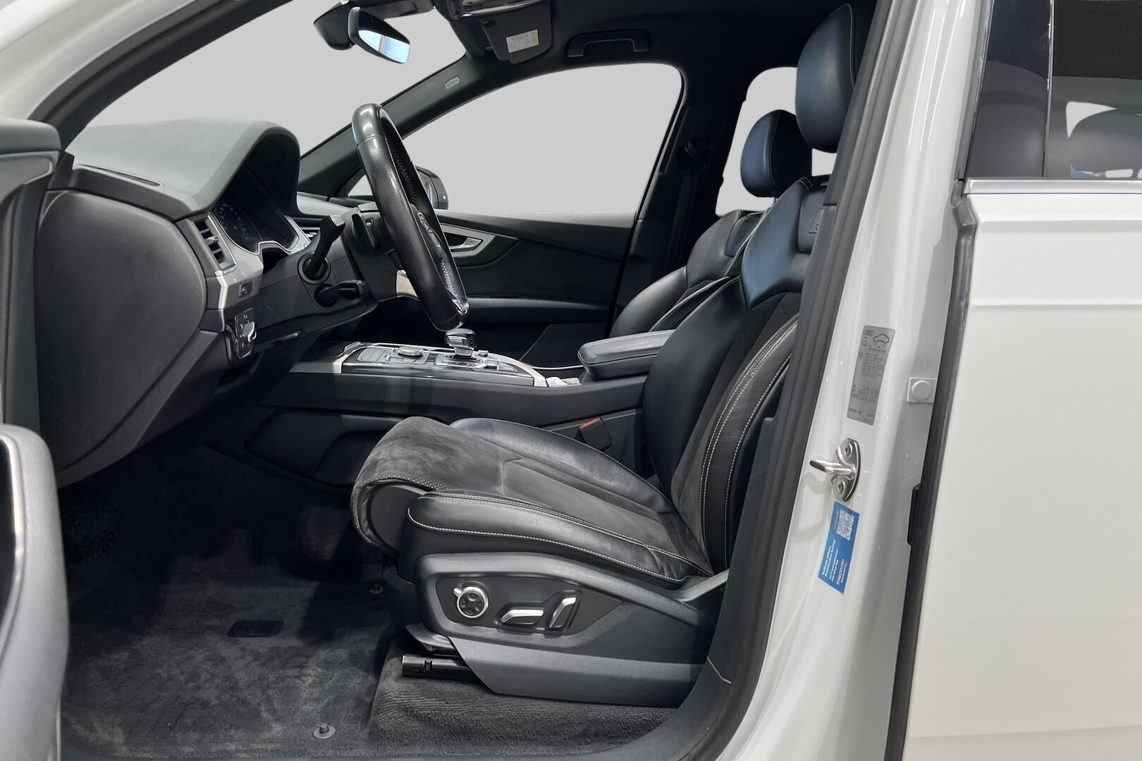 Audi Q7 iso kuva 9
