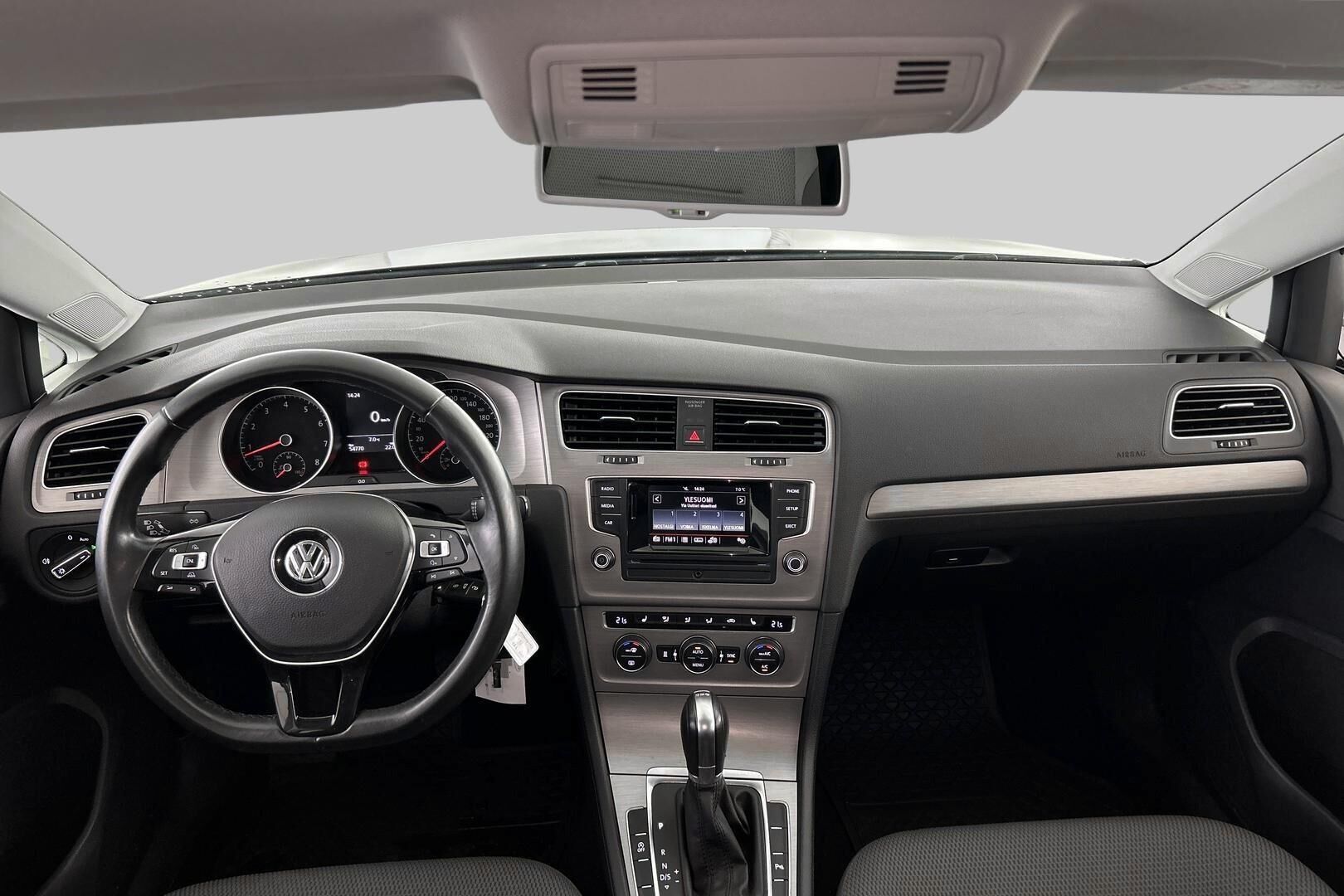 Volkswagen Golf iso kuva 10