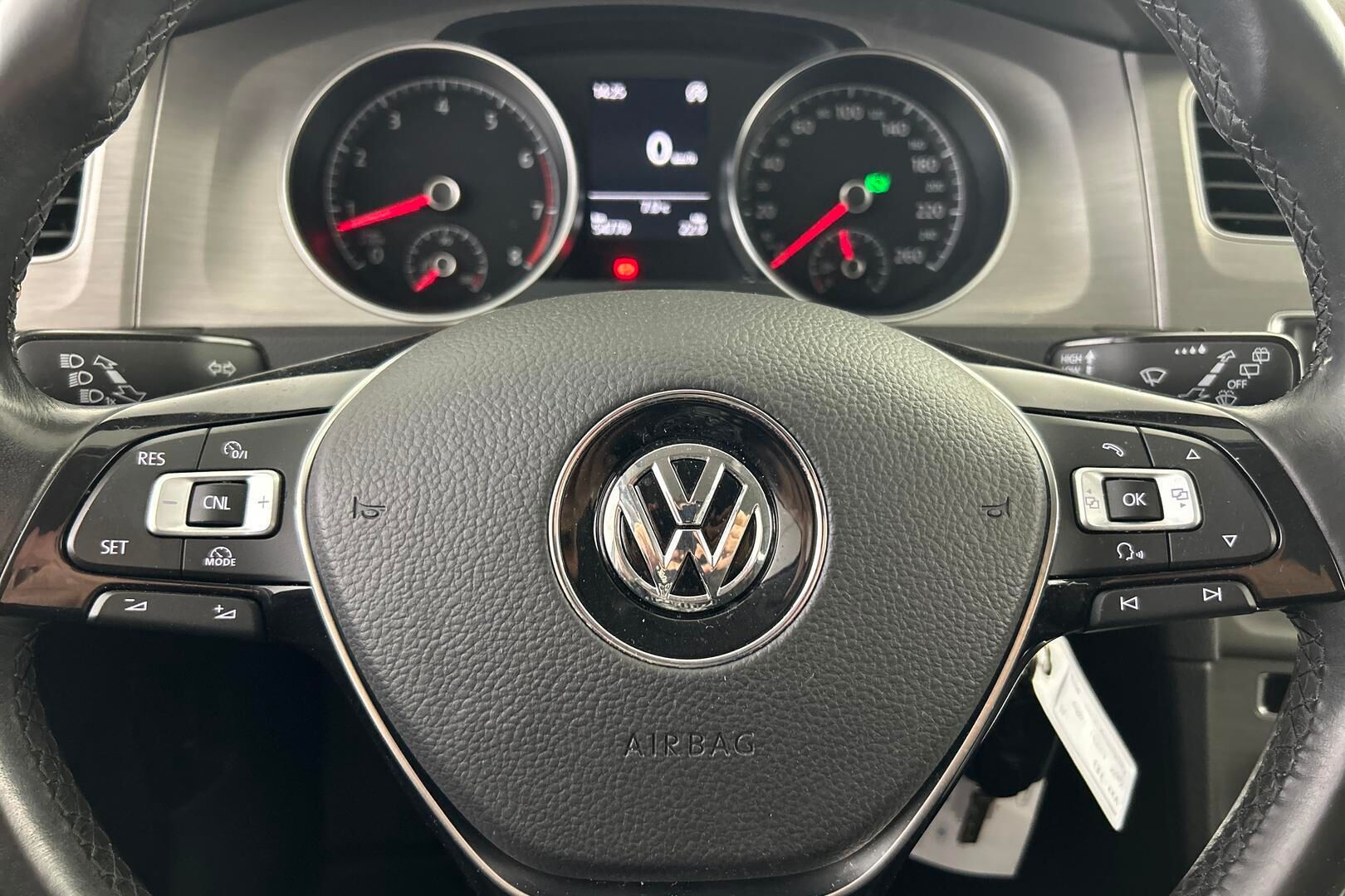 Volkswagen Golf iso kuva 16
