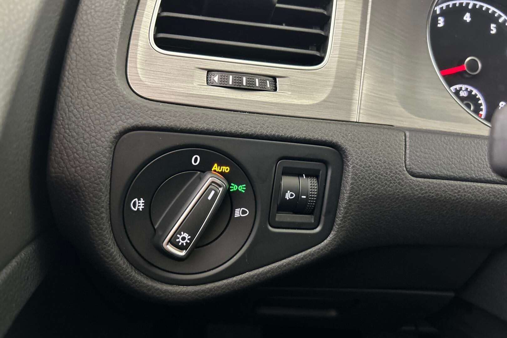 Volkswagen Golf iso kuva 19