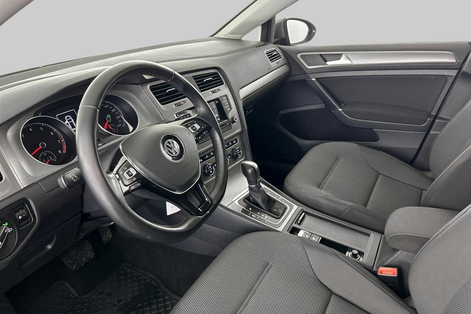 Volkswagen Golf iso kuva 8
