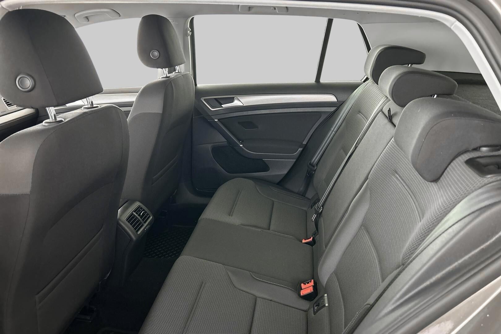 Volkswagen Golf iso kuva 9