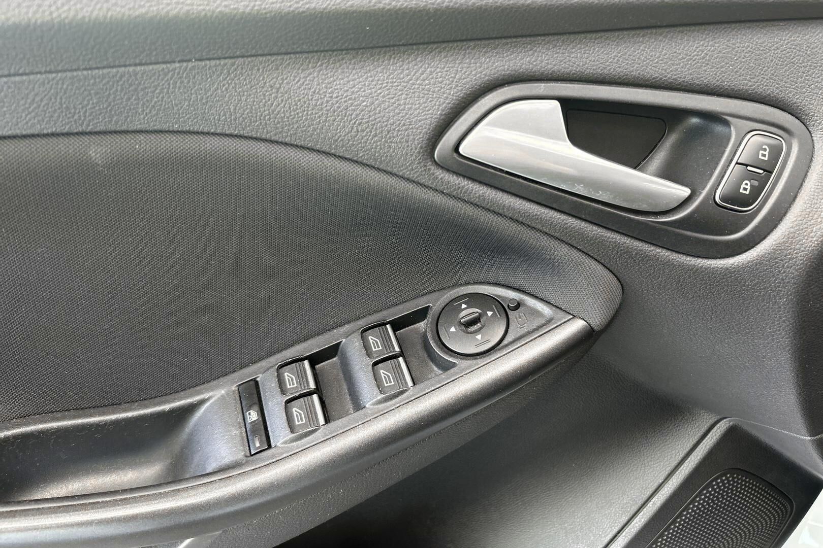 Ford Focus iso kuva 25