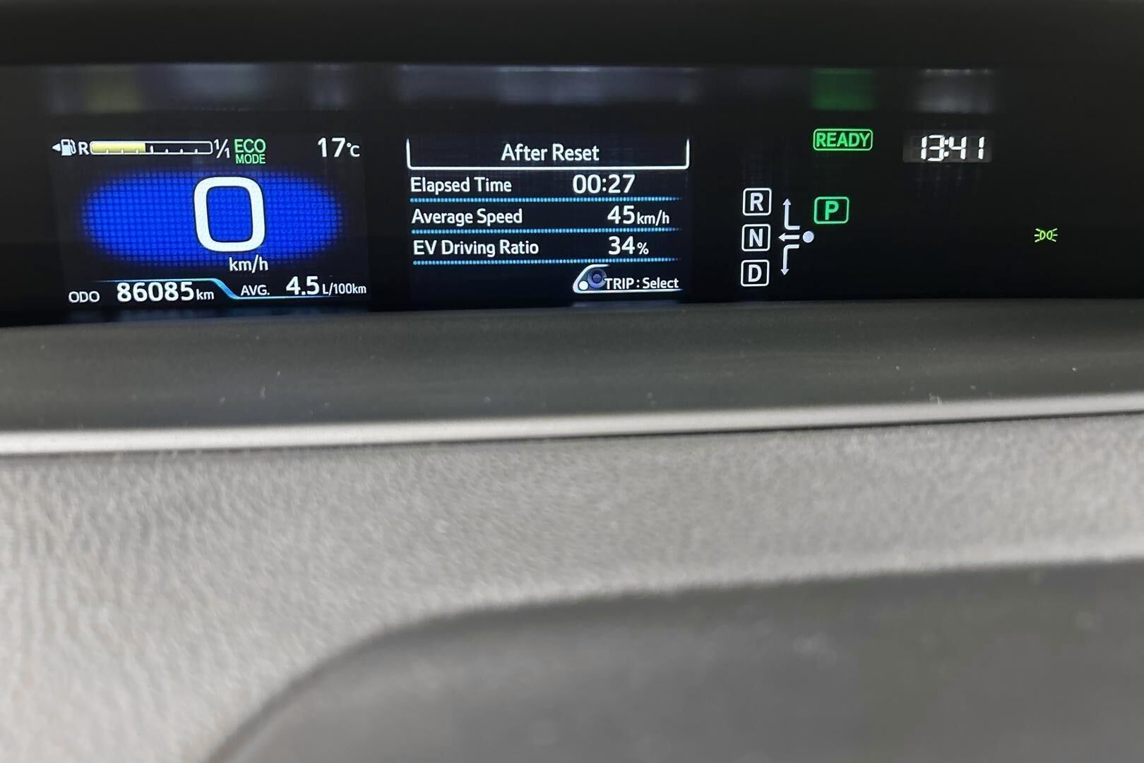 Toyota Prius iso kuva 14