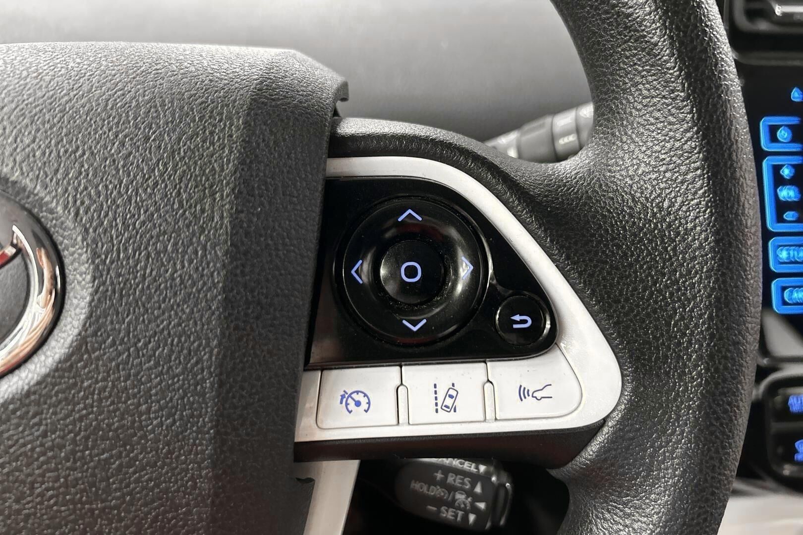 Toyota Prius iso kuva 17