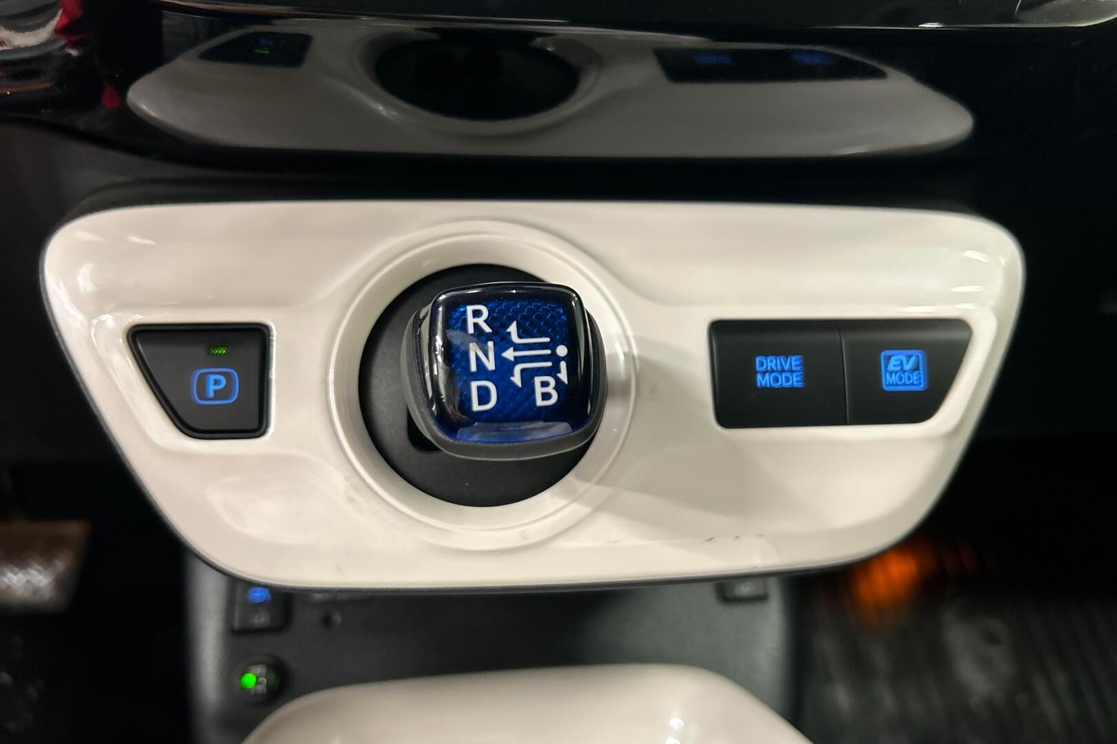 Toyota Prius iso kuva 20