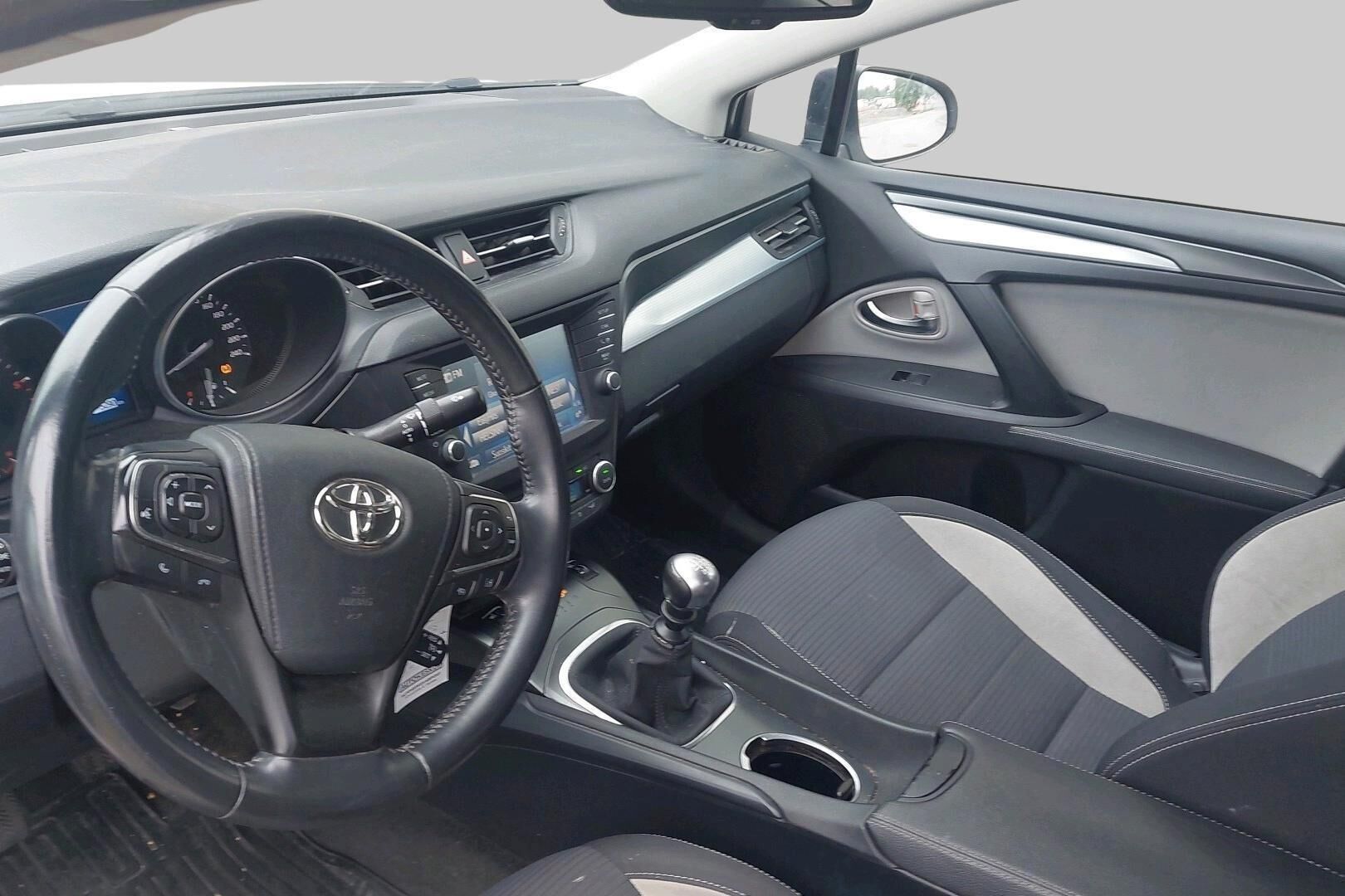 Toyota Avensis iso kuva 1