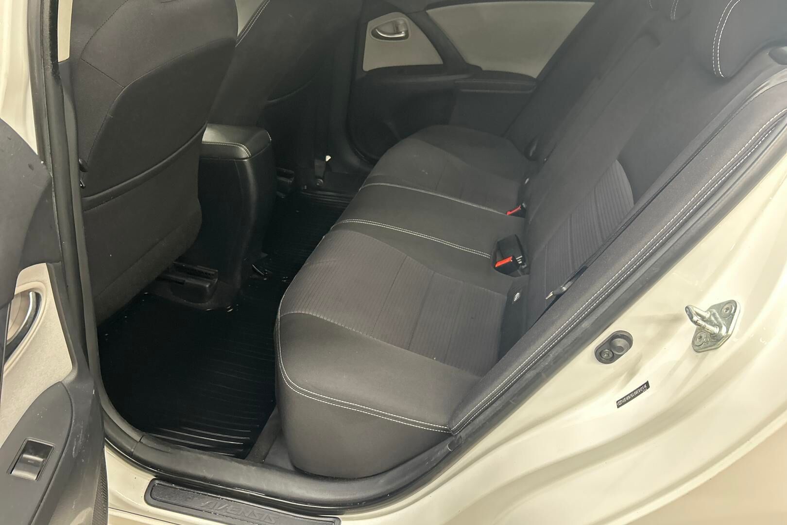 Toyota Avensis iso kuva 10