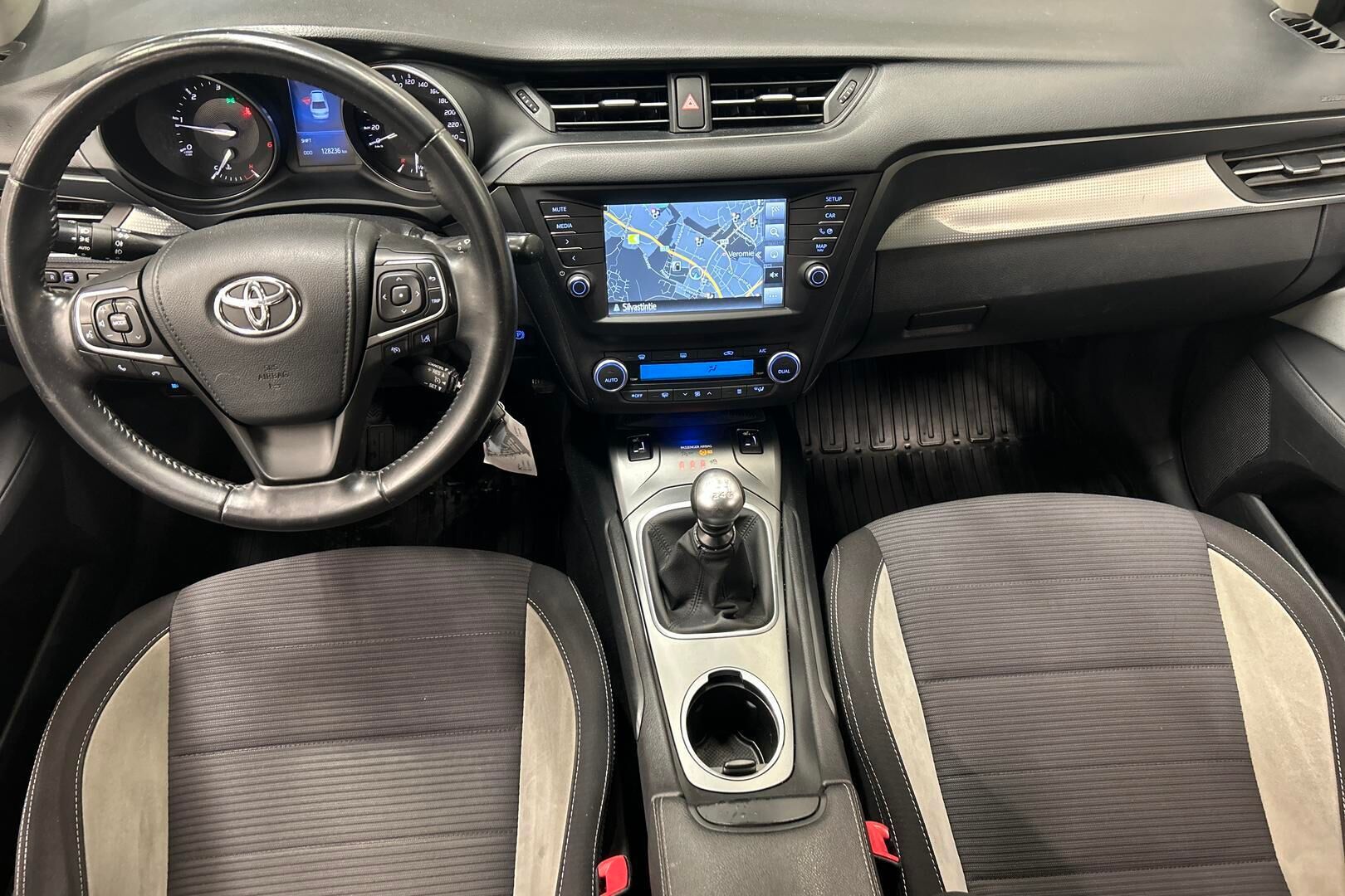Toyota Avensis iso kuva 11