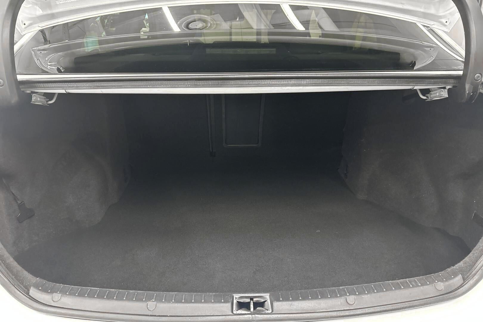 Toyota Avensis iso kuva 12