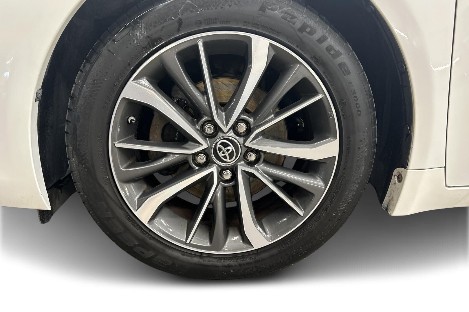 Toyota Avensis iso kuva 13