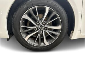 Toyota Avensis esikatselu 13