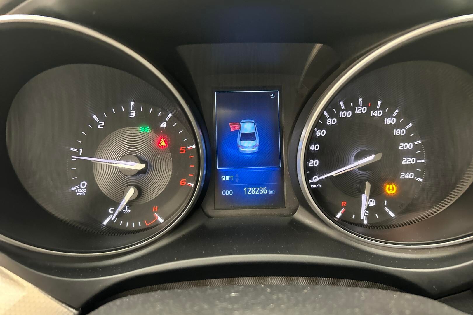 Toyota Avensis iso kuva 18