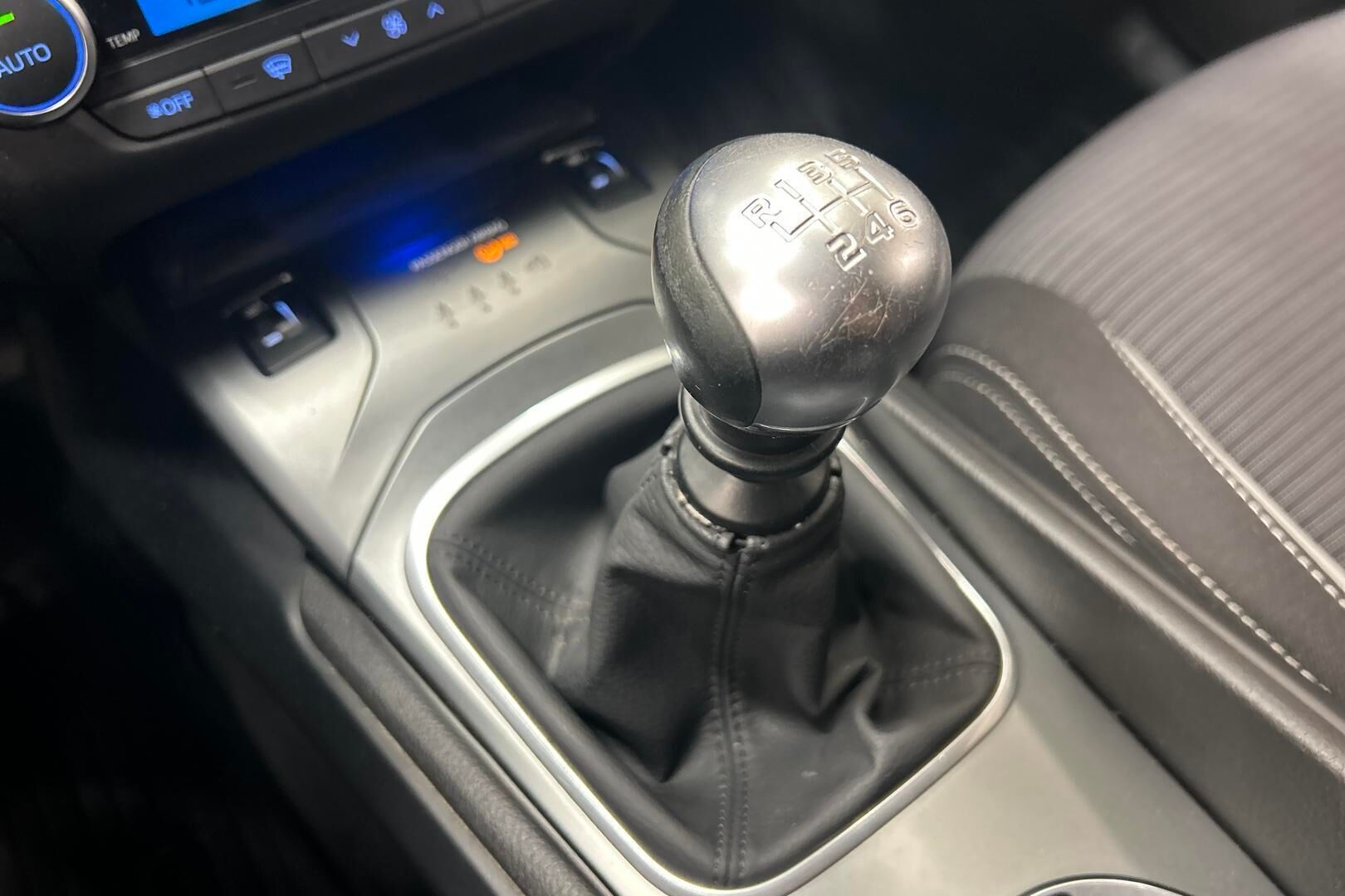 Toyota Avensis iso kuva 22
