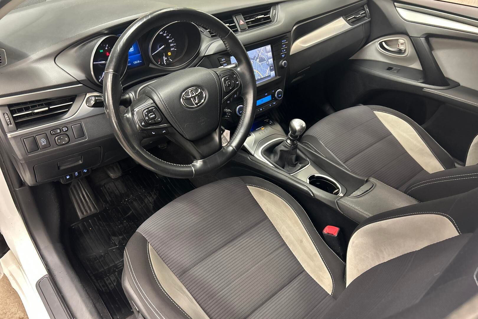 Toyota Avensis iso kuva 9