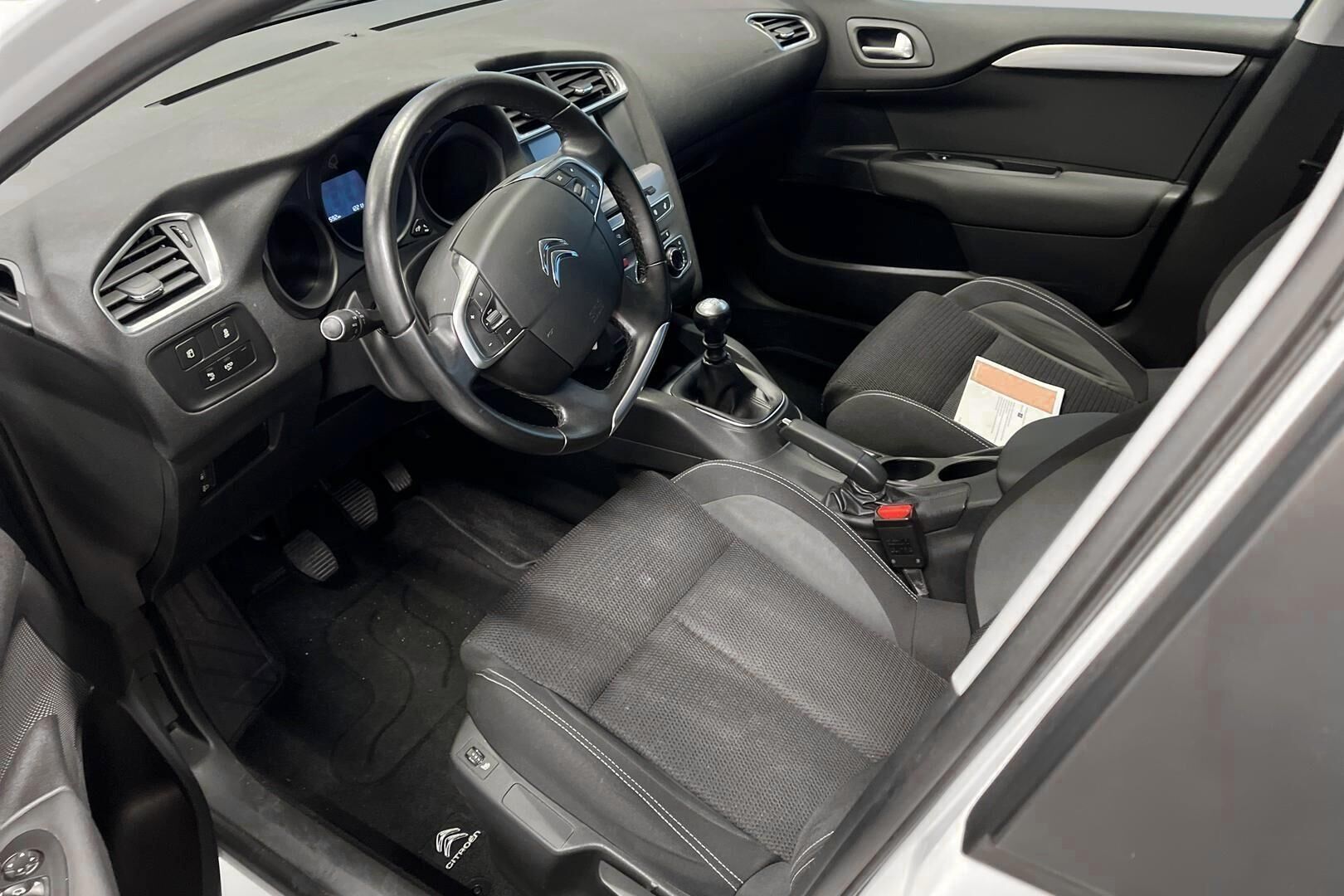 Citroen C4 iso kuva 9