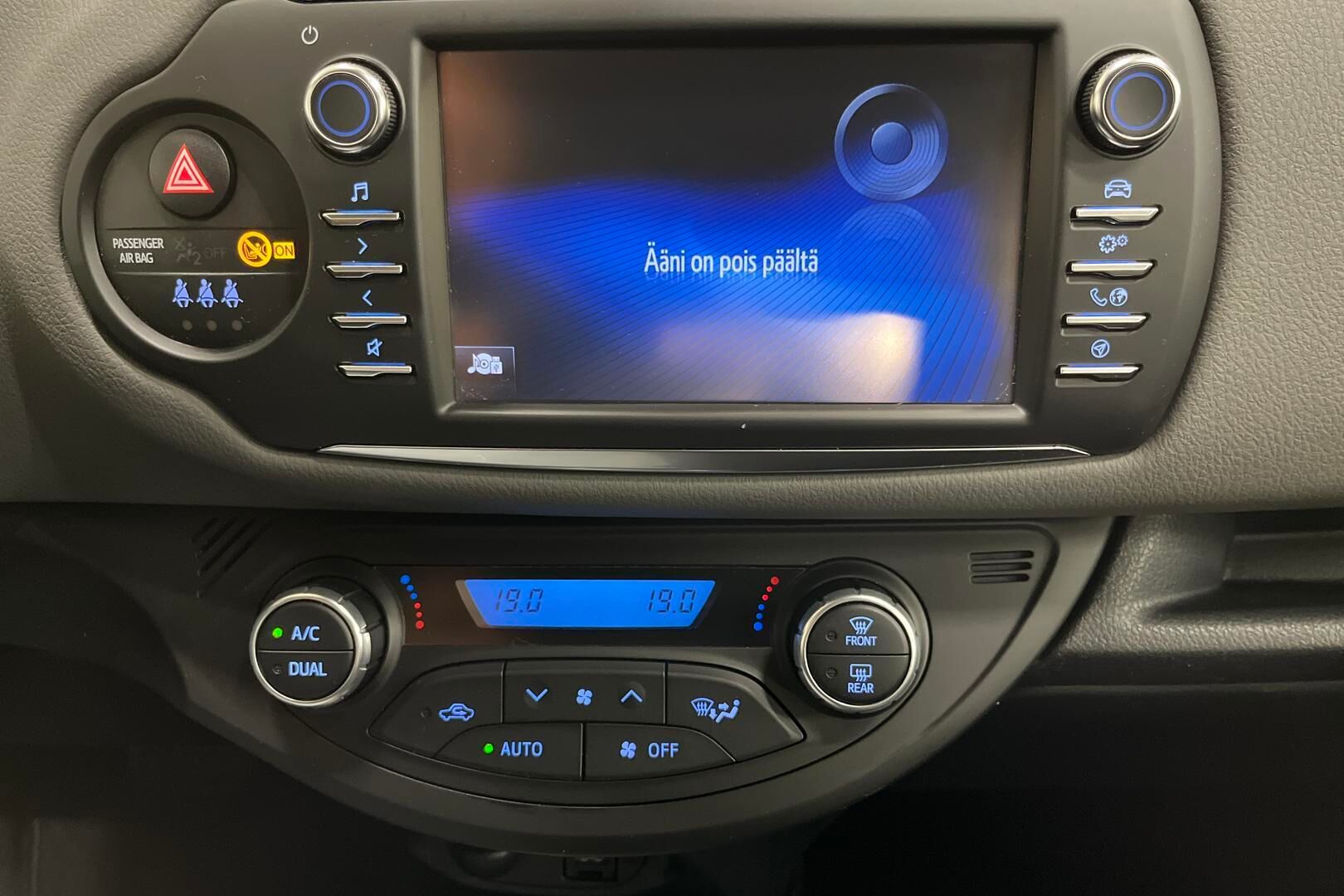 Toyota Yaris iso kuva 15