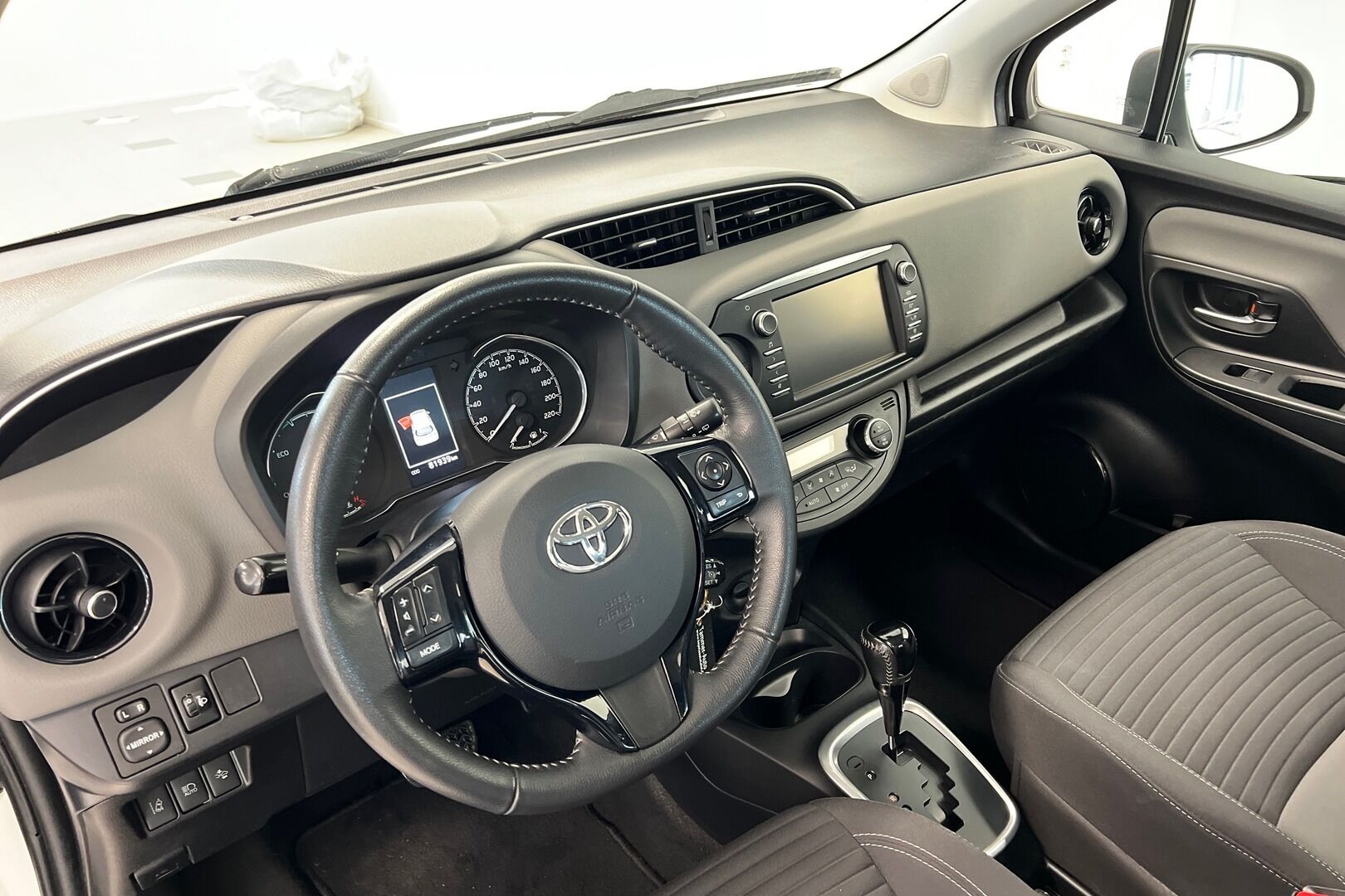 Toyota Yaris iso kuva 6