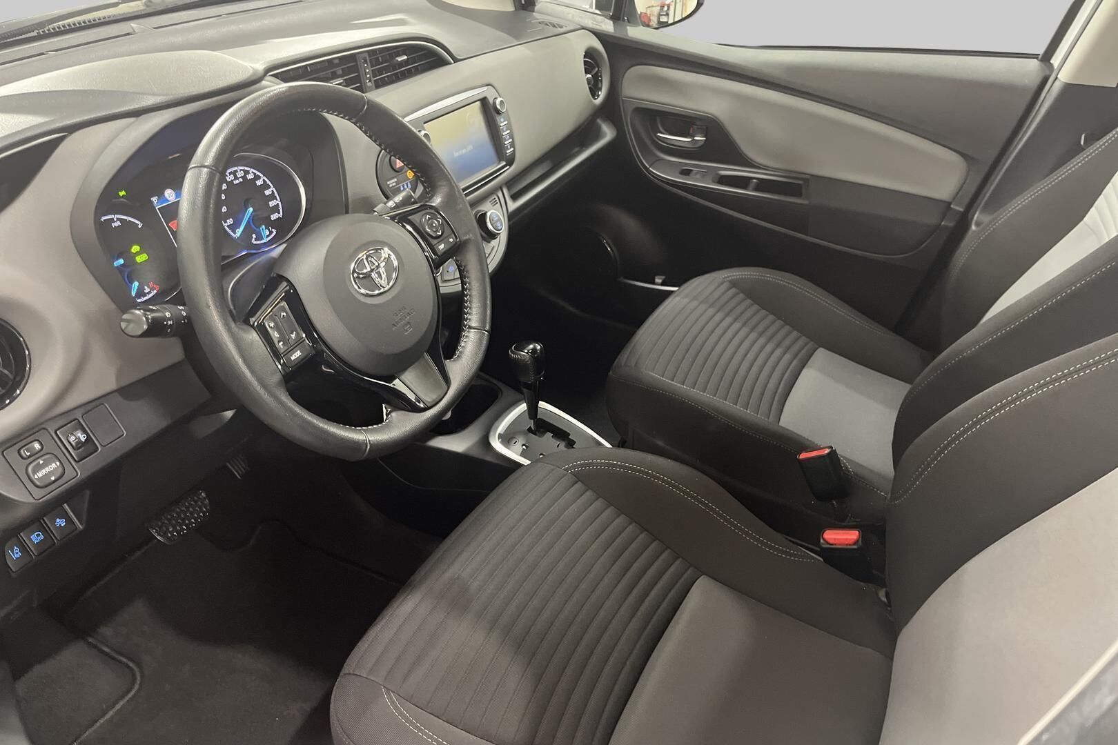 Toyota Yaris iso kuva 8