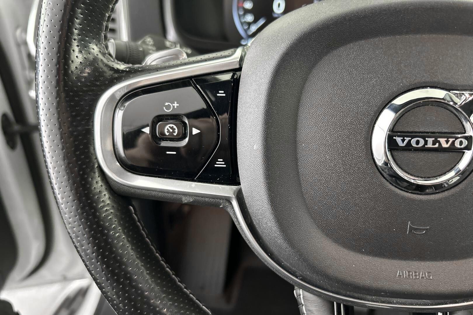 Volvo XC90 iso kuva 17