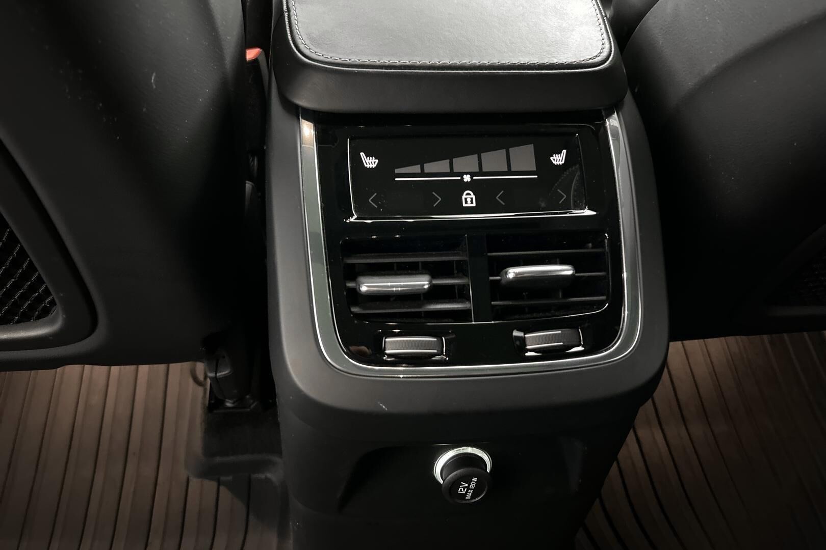 Volvo XC90 iso kuva 28