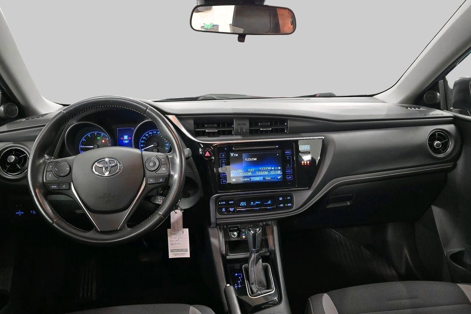Toyota Auris iso kuva 10