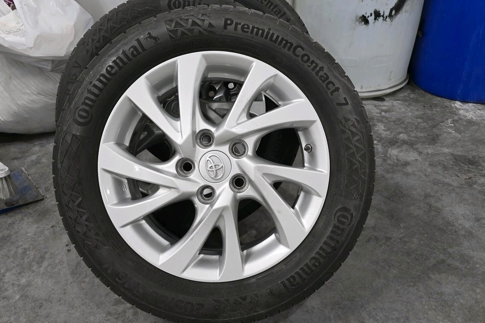 Toyota Auris iso kuva 13