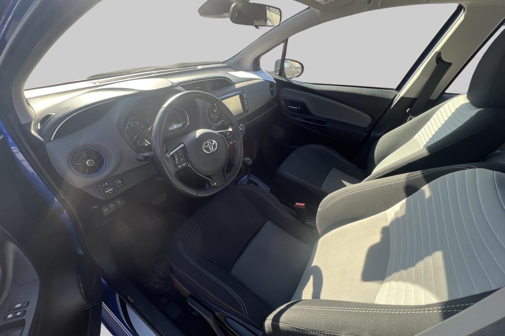 Toyota Yaris iso kuva 2