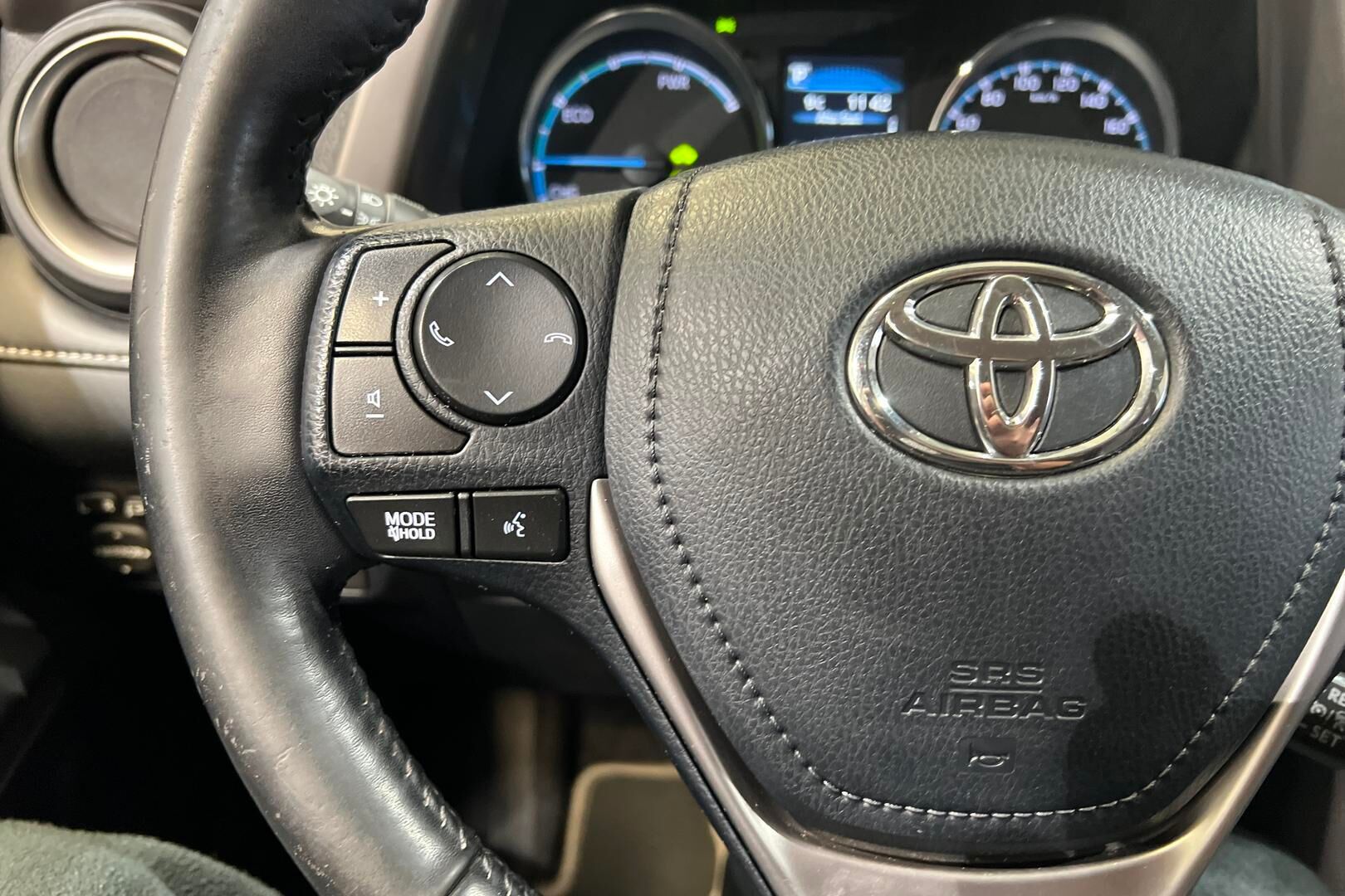 Toyota RAV4 iso kuva 8