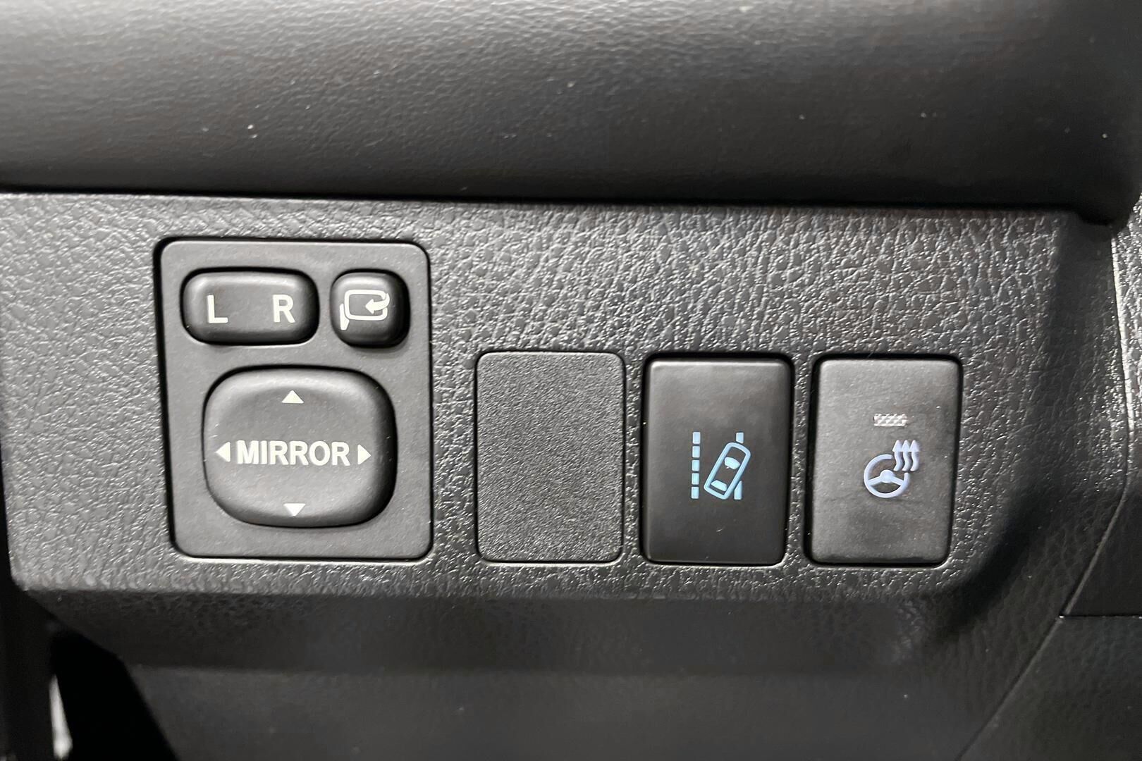 Toyota RAV4 iso kuva 25