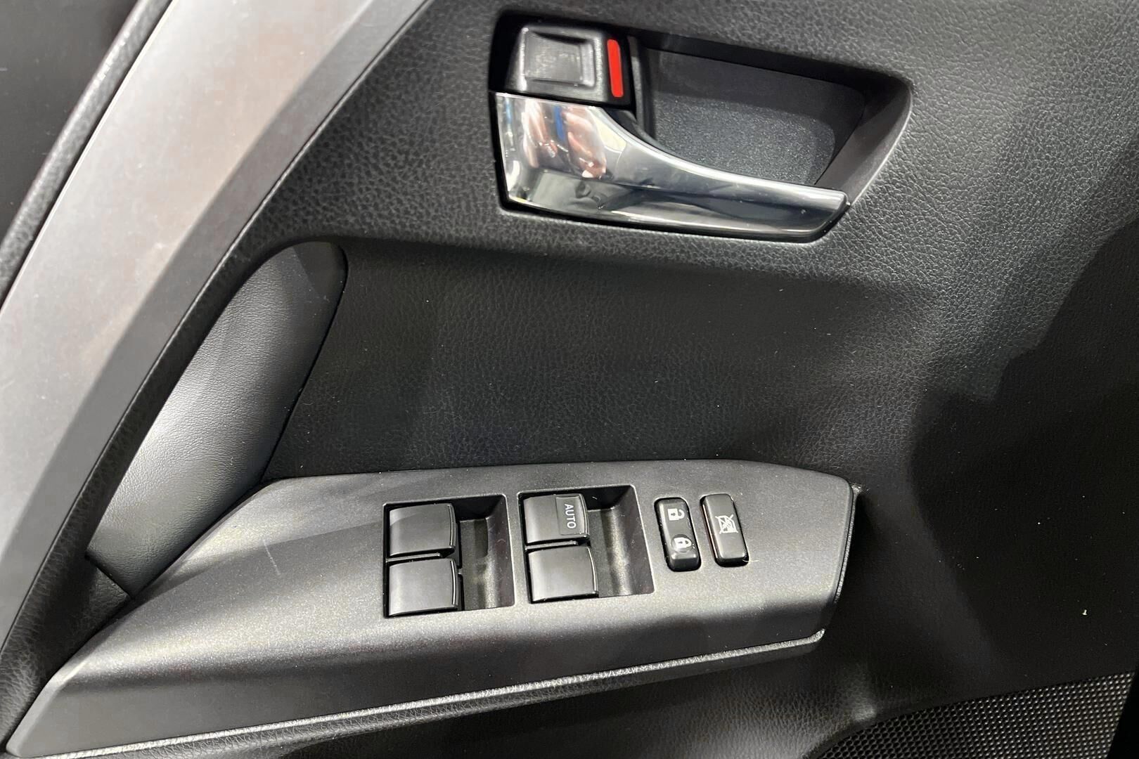 Toyota RAV4 iso kuva 9