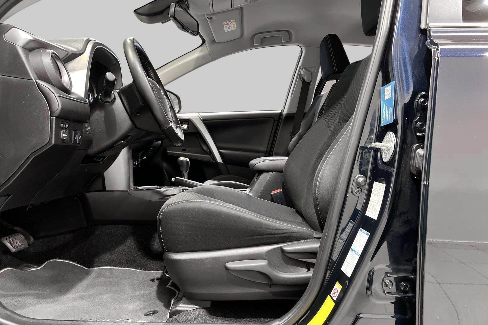 Toyota RAV4 iso kuva 17